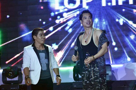 Ngọc Sơn "so cơ bắp" với Phạm Văn Mách - 1 Ngọc Sơn "so cơ bắp" với Phạm Văn Mách - 1