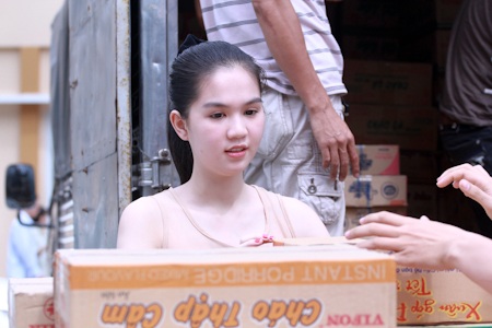 Ca sĩ Minh Hằng nhiệt tình đi từ thiện - 5 Ca sĩ Minh Hằng nhiệt tình đi từ thiện - 5