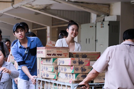Ca sĩ Minh Hằng nhiệt tình đi từ thiện - 6 Ca sĩ Minh Hằng nhiệt tình đi từ thiện - 6