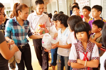 Mỹ Tâm “mê mải” làm từ thiện - 10 Mỹ Tâm “mê mải” làm từ thiện - 10