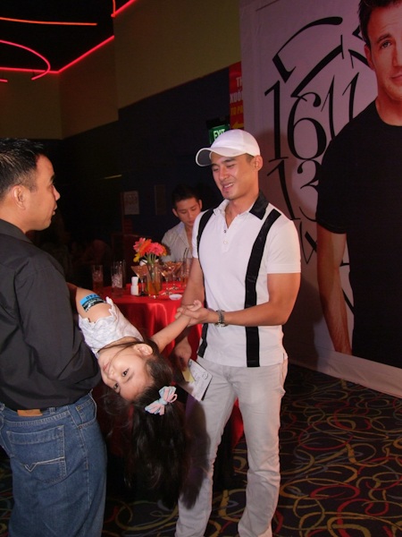 Hai con của Quyền Linh "quậy tưng bừng" ở rạp chiếu phim - 7 Hai con của Quyền Linh "quậy tưng bừng" ở rạp chiếu phim - 7