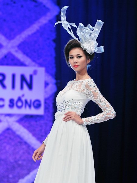 Siêu mẫu Thanh Hằng đẹp tinh khôi với áo cưới - 4 Siêu mẫu Thanh Hằng đẹp tinh khôi với áo cưới - 4