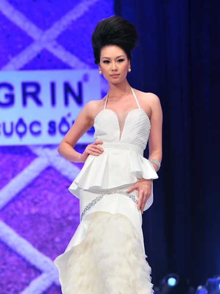 Siêu mẫu Thanh Hằng đẹp tinh khôi với áo cưới - 16 Siêu mẫu Thanh Hằng đẹp tinh khôi với áo cưới - 16
