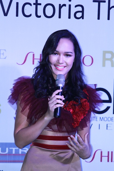 Victoria Thúy Vi trổ tài ca hát - 3 Victoria Thúy Vi trổ tài ca hát - 3