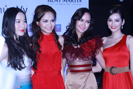 Victoria Thúy Vi trổ tài ca hát - 13 Victoria Thúy Vi trổ tài ca hát - 13