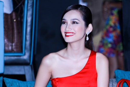 Victoria Thúy Vi trổ tài ca hát - 4 Victoria Thúy Vi trổ tài ca hát - 4