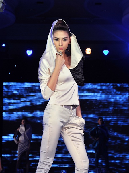Thanh Hằng thể hiện khả năng vũ đạo - 12 Thanh Hằng thể hiện khả năng vũ đạo - 12