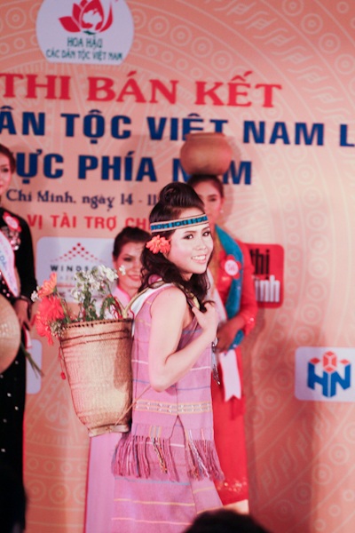 Những bông "hoa lạ" trong đêm bán kết HH các dân tộc khu vực phía Nam - 12