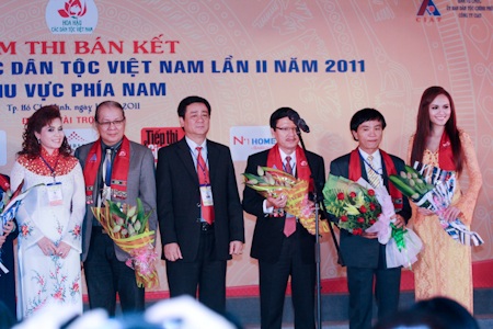 Những bông "hoa lạ" trong đêm bán kết HH các dân tộc khu vực phía Nam - 23