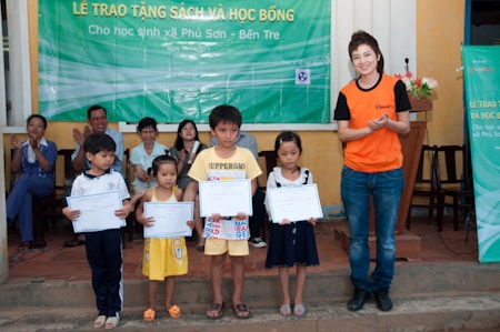 Thúy Vinh dẫn học trò đi làm từ thiện - 9