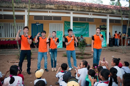 Thúy Vinh dẫn học trò đi làm từ thiện - 10