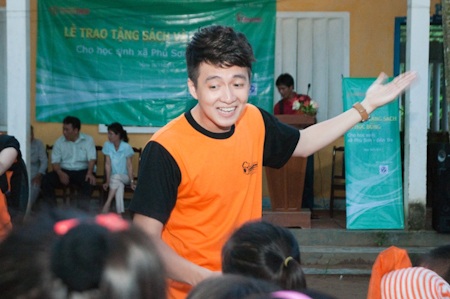 Thúy Vinh dẫn học trò đi làm từ thiện - 11