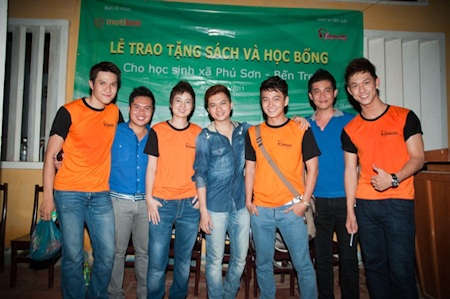 Thúy Vinh dẫn học trò đi làm từ thiện - 12