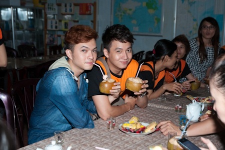 Thúy Vinh dẫn học trò đi làm từ thiện - 13