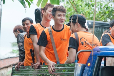 Thúy Vinh dẫn học trò đi làm từ thiện - 2