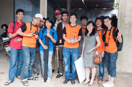 Thúy Vinh dẫn học trò đi làm từ thiện - 1