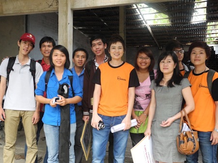 Thúy Vinh dẫn học trò đi làm từ thiện - 3