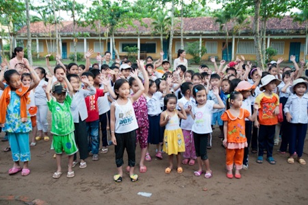 Thúy Vinh dẫn học trò đi làm từ thiện - 4