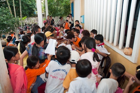 Thúy Vinh dẫn học trò đi làm từ thiện - 6