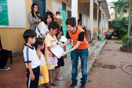 Thúy Vinh dẫn học trò đi làm từ thiện - 8