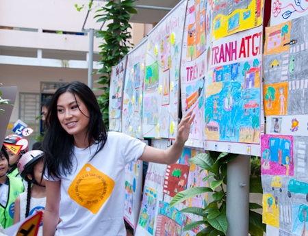 Kathy Uyên và Thanh Bùi hành động vì an toàn giao thông - 8