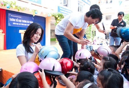 Kathy Uyên và Thanh Bùi hành động vì an toàn giao thông - 10