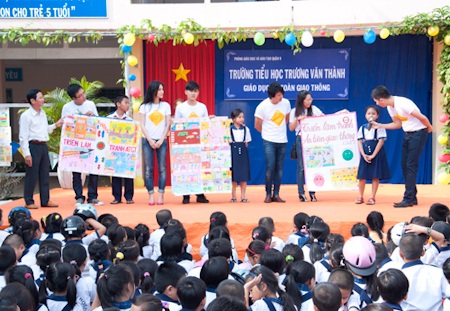 Kathy Uyên và Thanh Bùi hành động vì an toàn giao thông - 11