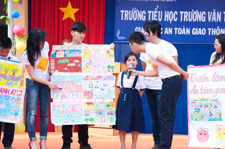 Kathy Uyên và Thanh Bùi hành động vì an toàn giao thông - 12