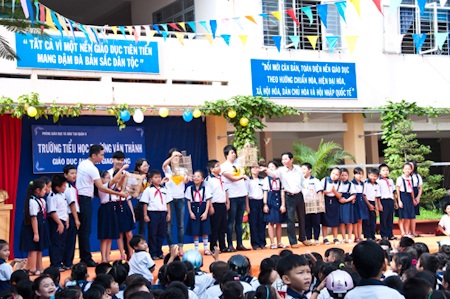 Kathy Uyên và Thanh Bùi hành động vì an toàn giao thông - 13