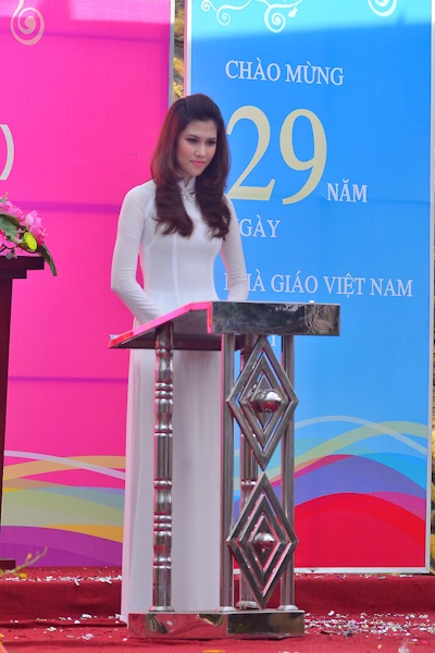 Siêu mẫu Thu Hằng áo trắng tinh khôi thăm lại trường xưa - 3 Siêu mẫu Thu Hằng áo trắng tinh khôi thăm lại trường xưa - 3