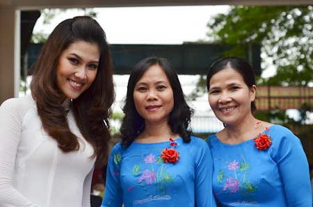 Siêu mẫu Thu Hằng áo trắng tinh khôi thăm lại trường xưa - 7 Siêu mẫu Thu Hằng áo trắng tinh khôi thăm lại trường xưa - 7
