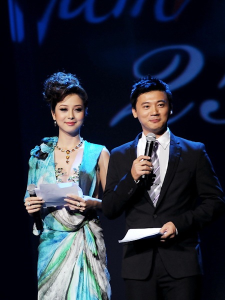 Jennifer Phạm diện váy xẻ gợi cảm - 2 Jennifer Phạm diện váy xẻ gợi cảm - 2