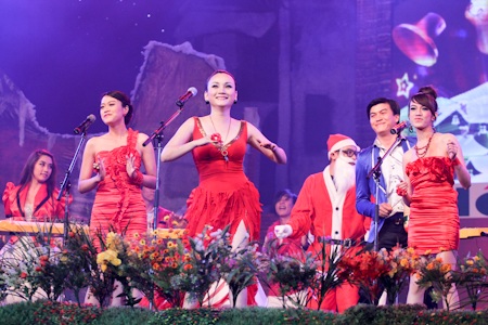 Đàm Vĩnh Hưng "cực khổ" vì giáng sinh - 7 Đàm Vĩnh Hưng "cực khổ" vì giáng sinh - 7