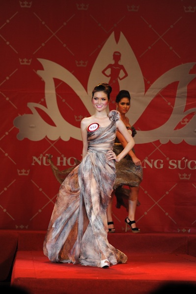 Thí sinh Nữ hoàng trang sức 2011 trình diễn áo tắm - 11 Thí sinh Nữ hoàng trang sức 2011 trình diễn áo tắm - 11