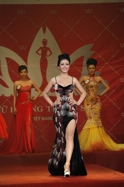 Thí sinh Nữ hoàng trang sức 2011 trình diễn áo tắm - 13 Thí sinh Nữ hoàng trang sức 2011 trình diễn áo tắm - 13