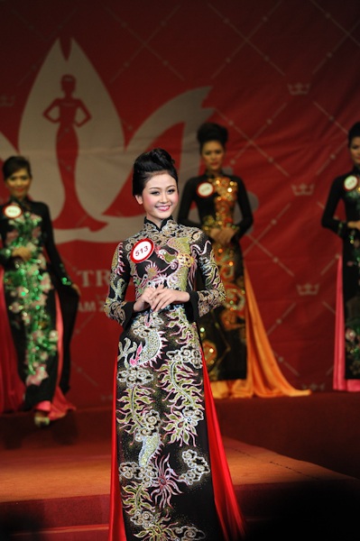 Thí sinh Nữ hoàng trang sức 2011 trình diễn áo tắm - 7 Thí sinh Nữ hoàng trang sức 2011 trình diễn áo tắm - 7