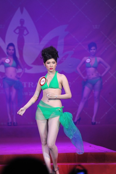 Thí sinh Nữ hoàng trang sức 2011 trình diễn áo tắm - 4 Thí sinh Nữ hoàng trang sức 2011 trình diễn áo tắm - 4