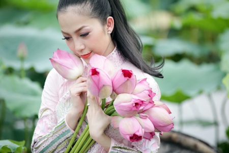 Linh Nga biểu diễn với hoa Sen - 1 Linh Nga biểu diễn với hoa Sen - 1