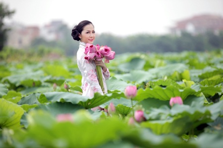 Linh Nga biểu diễn với hoa Sen - 2 Linh Nga biểu diễn với hoa Sen - 2