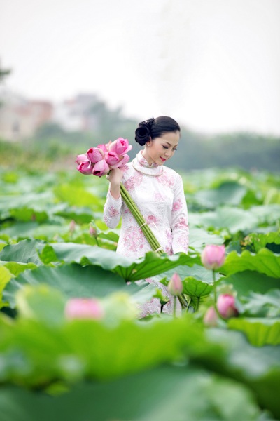 Linh Nga biểu diễn với hoa Sen - 3 Linh Nga biểu diễn với hoa Sen - 3