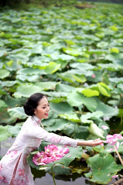 Linh Nga biểu diễn với hoa Sen - 4 Linh Nga biểu diễn với hoa Sen - 4