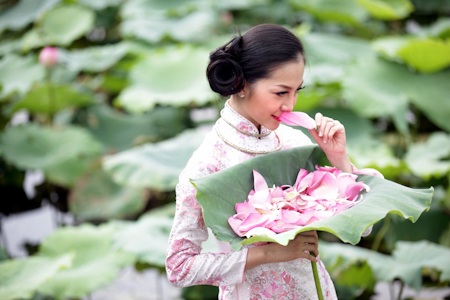 Linh Nga biểu diễn với hoa Sen - 5 Linh Nga biểu diễn với hoa Sen - 5