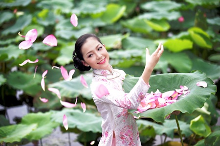 Linh Nga biểu diễn với hoa Sen - 6 Linh Nga biểu diễn với hoa Sen - 6