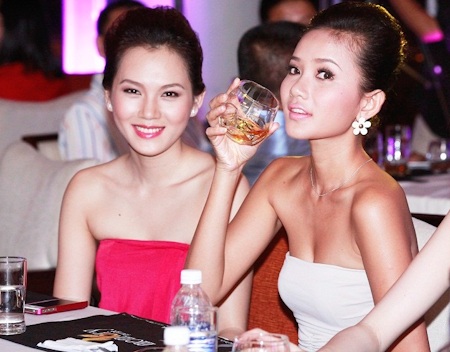 Dàn “chân dài” dự tiệc cùng MC Kỳ Duyên - 1 Dàn “chân dài” dự tiệc cùng MC Kỳ Duyên - 1