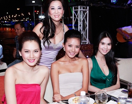 Dàn “chân dài” dự tiệc cùng MC Kỳ Duyên - 4 Dàn “chân dài” dự tiệc cùng MC Kỳ Duyên - 4