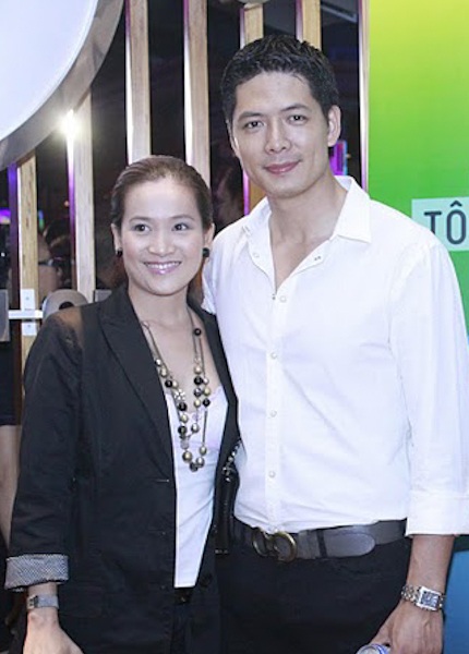 Vợ chồng Bình Minh tay trong tay hạnh phúc - 1