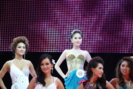 Phút đăng quang Hoa hậu của Ngọc Trinh - 5 Phút đăng quang Hoa hậu của Ngọc Trinh - 5