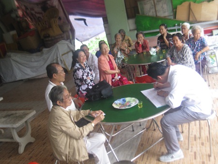 Thăm hỏi các nghệ sĩ neo đơn nhân ngày Sân khấu Việt Nam  - 6 Thăm hỏi các nghệ sĩ neo đơn nhân ngày Sân khấu Việt Nam  - 6