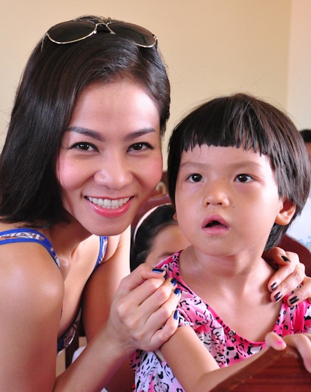 Trang Nhung, Hương Giang, Ngọc Quyên hết mình làm từ thiện - 10 Trang Nhung, Hương Giang, Ngọc Quyên hết mình làm từ thiện - 10