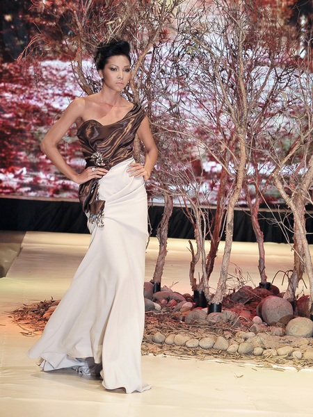 Phan Như Thảo nổi bật trên sàn diễn thời trang - 17 Phan Như Thảo nổi bật trên sàn diễn thời trang - 17